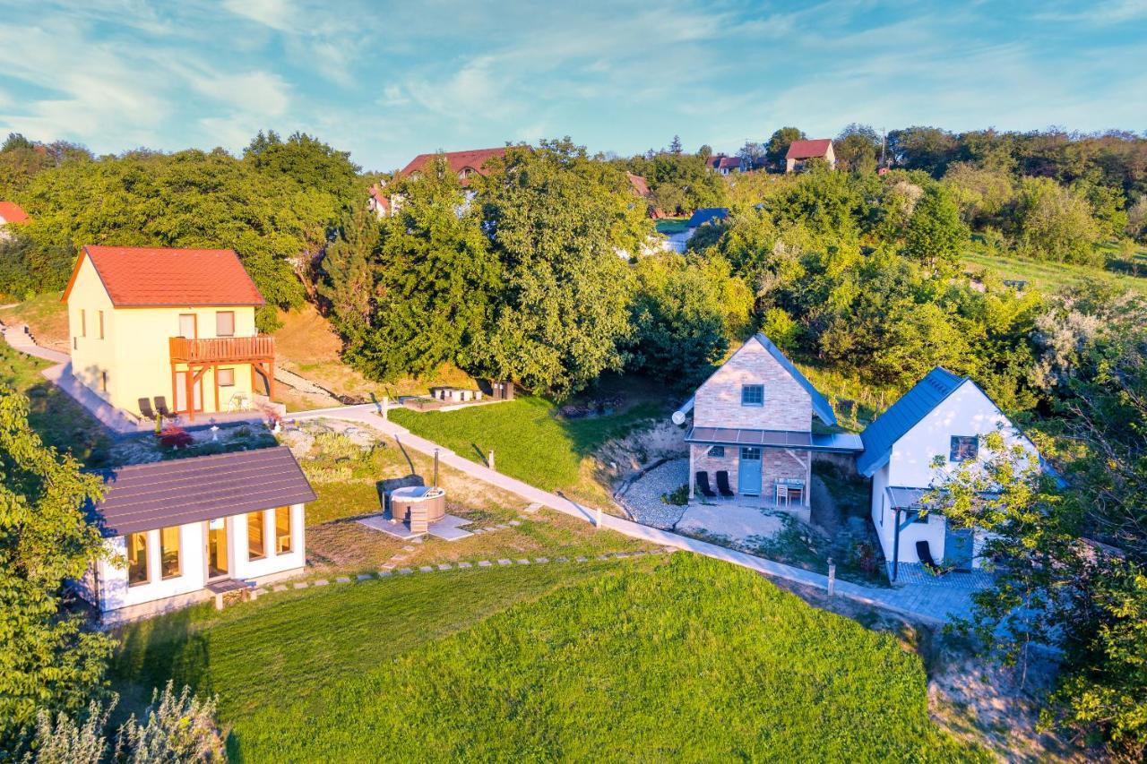 Borarium Vendeghazak - Zenit Haz Hotel Pazmand ภายนอก รูปภาพ